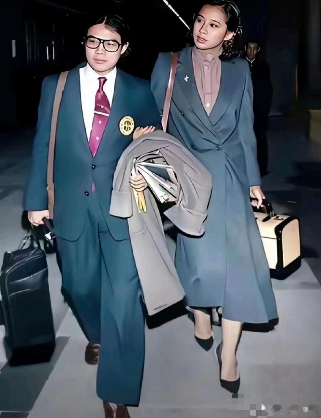 这是1979年新婚不久的朱玲玲和霍震霆，在红磡火车站留下的一张老照片。彼时朱玲玲