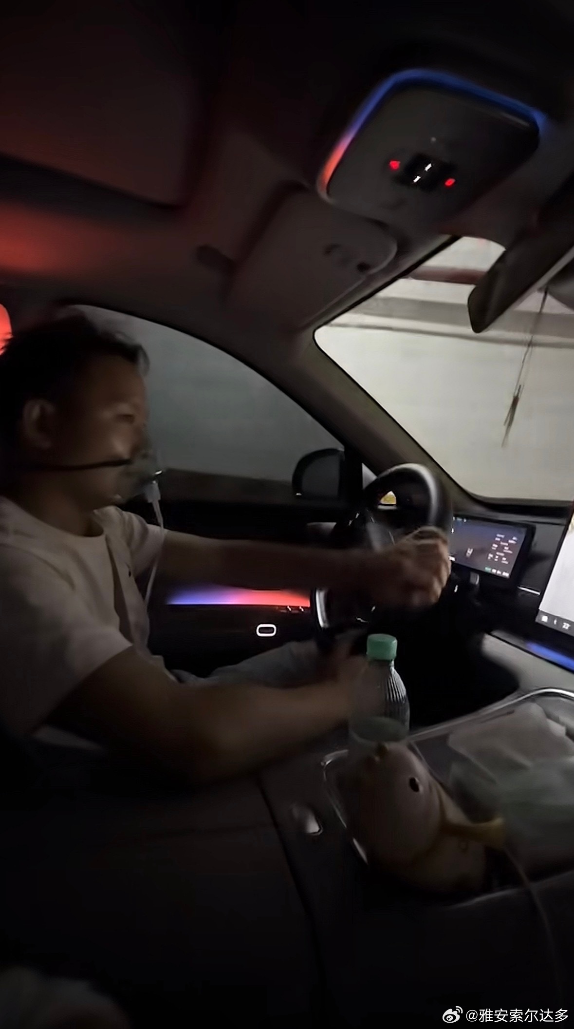 知道的以为他在开车，不知道的还以为他在逃难 