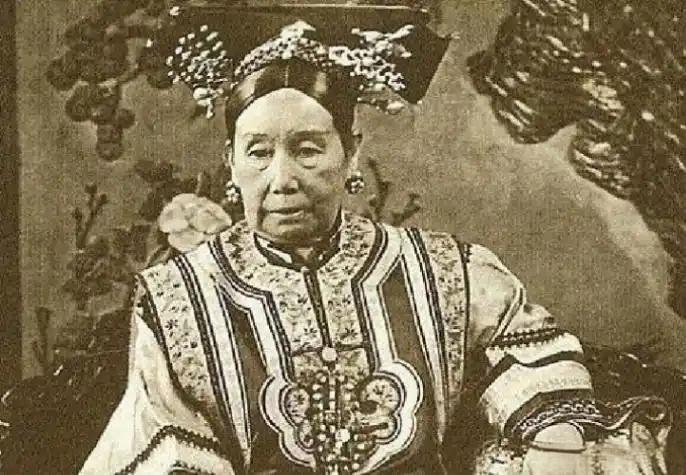 1901年，慈禧为了取悦洋人，命令军机处大臣赵舒翘自杀。

上午八点，赵舒翘接连