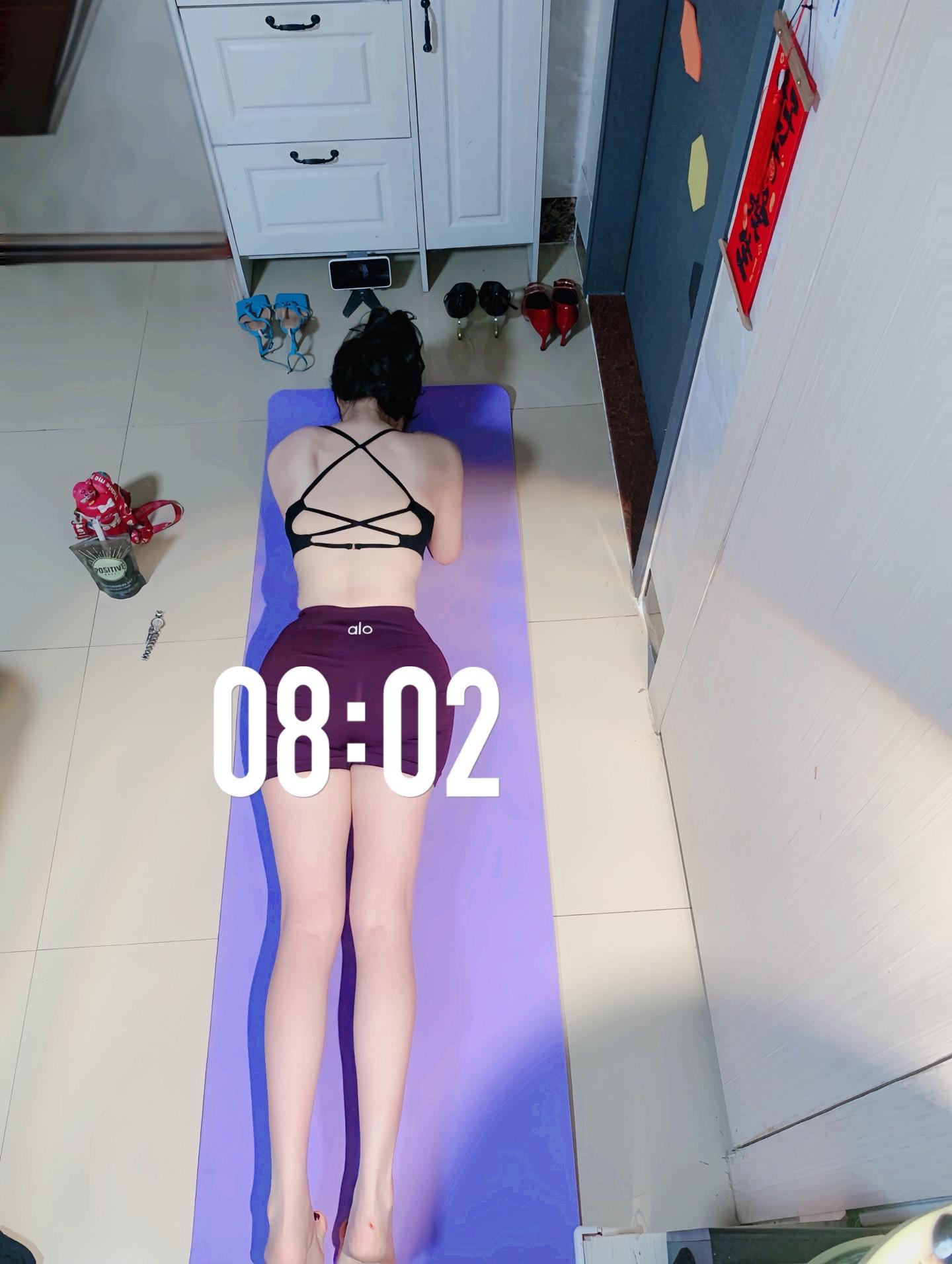 清晨的爆汗 让人兴奋。湿透的汗水顺着发梢往下滴的感觉超棒