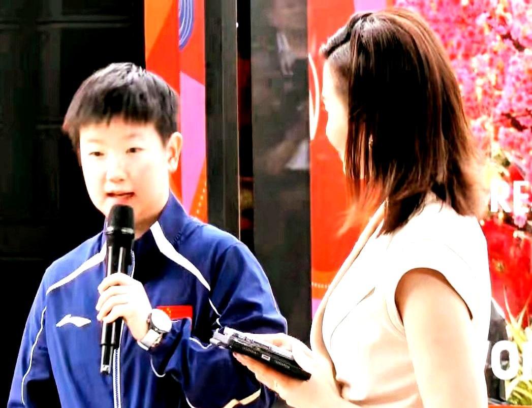 世界第一变身夸夸群主，主办方乐开花。
 
她把新加坡的辣椒蟹夸出了花。主持人憋不