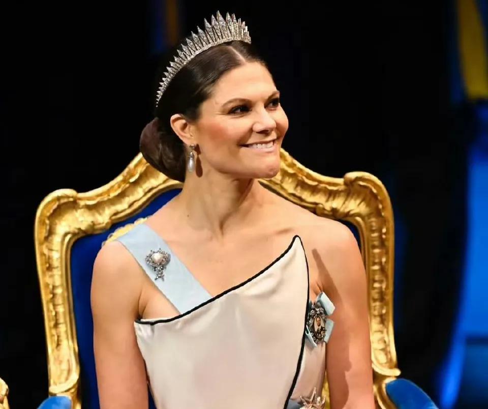 刷到2025诺贝尔颁奖典礼的现场图，第一眼就被玻利维亚维多利亚女王储惊艳到了，原