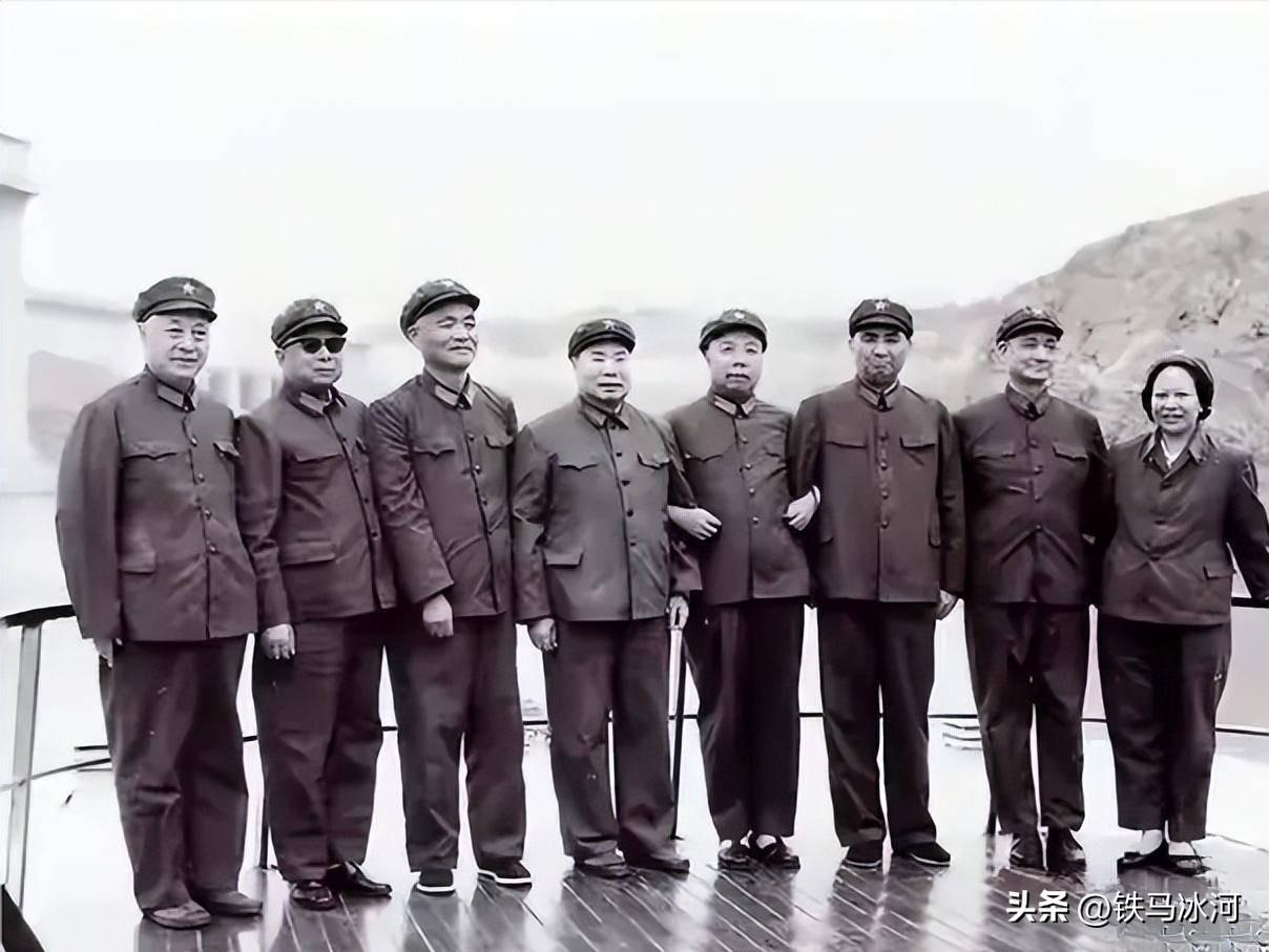 🍁九岁的红军女战士
 1980年，杨得志、杨勇两位总长视察西北，同军区干部合影