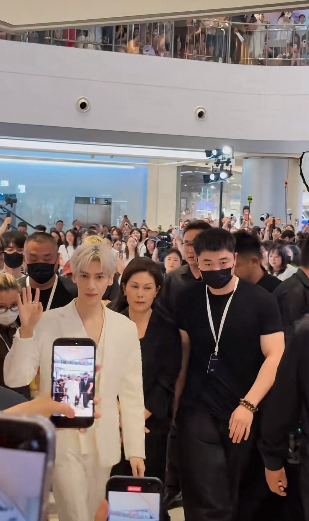 罗云熙银发纯白西装造型 路人视角下的罗云熙生图太🐮了！完全王子走进现实[送花花