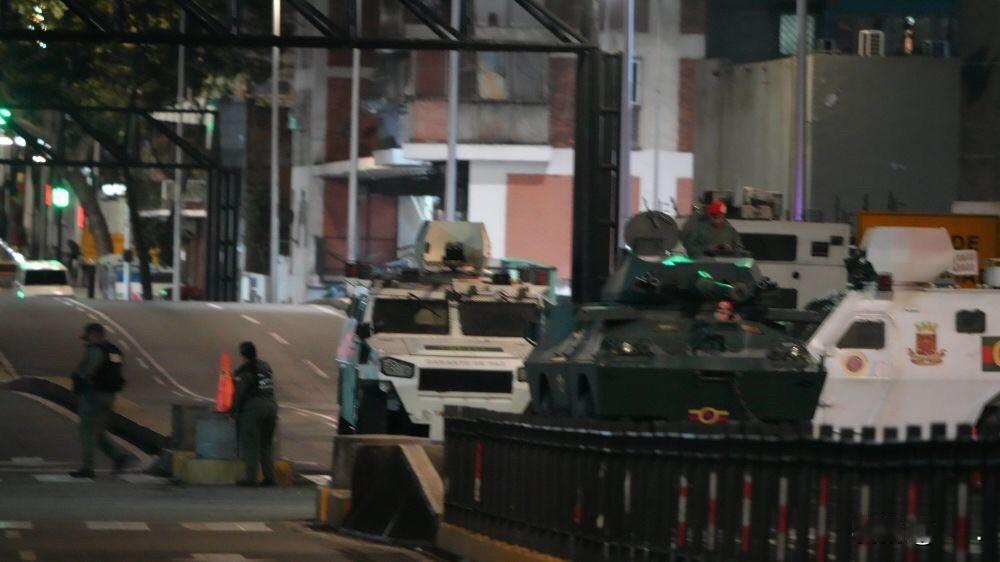 美军突袭委内瑞拉：三个教训戳破霸权真相！

当地时间1月3日凌晨，美军150多架