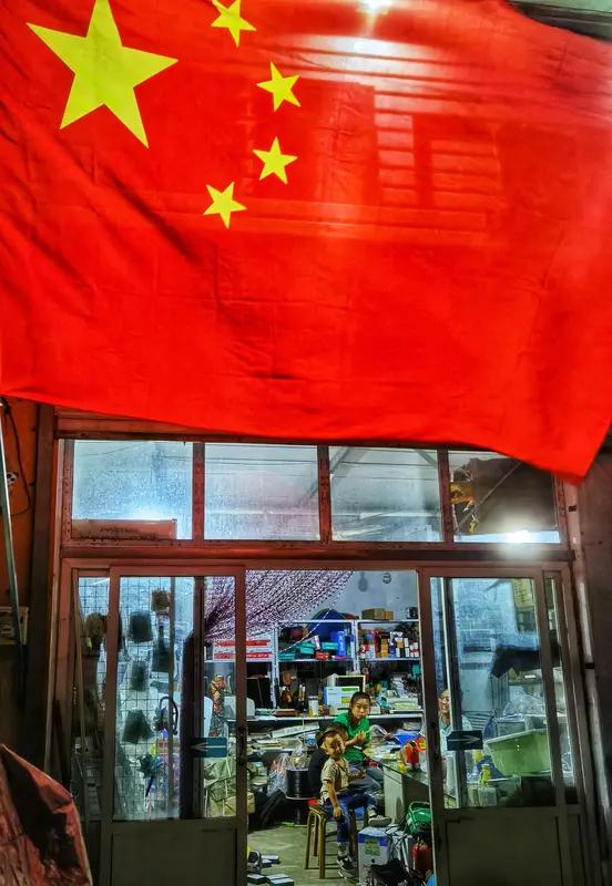 “岁岁风调雨顺”，我觉得可以接的下联还挺多，各有各的妙处。
要是从民生角度，“年