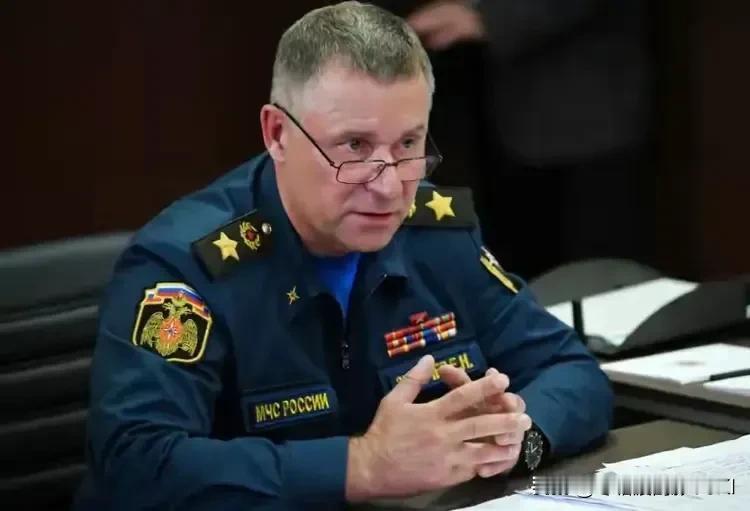 众所周知现在日本周边遍布中俄两国的军舰和战机。12月13日，美国在日本的抱怨声中