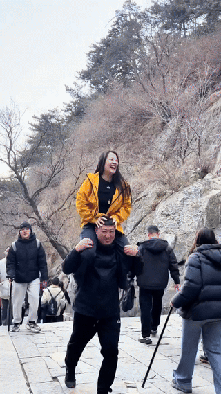 太有实力了，山东，一对夫妻去爬泰山，途中老婆对老公说自己爬不动了，结果老公二话不