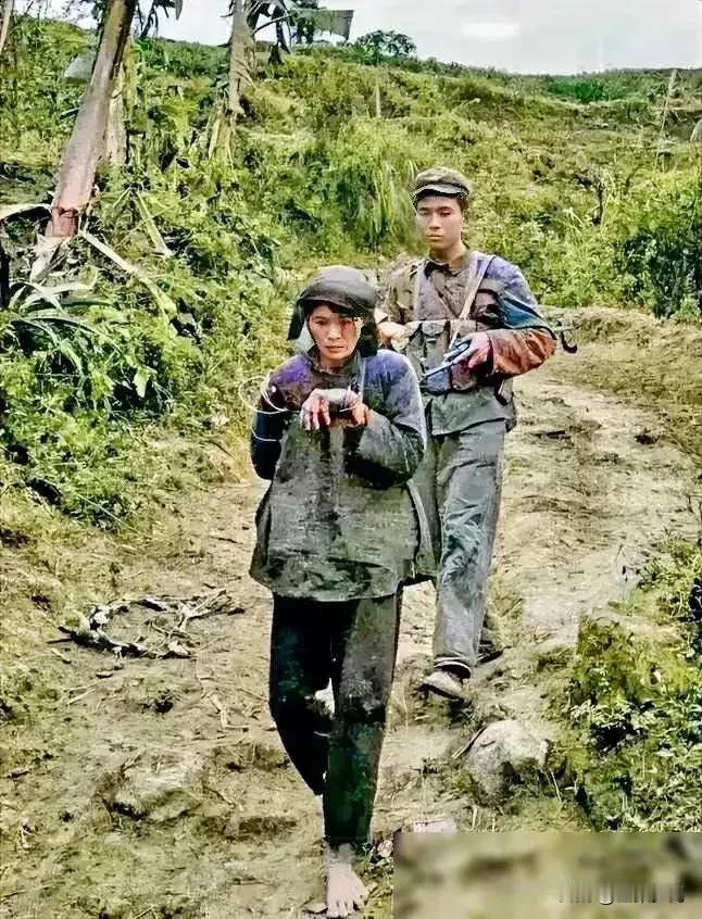 对越自卫反击战那年，一位年轻新兵抓到越南一名女游击队长。只见这名女游击队长个子比