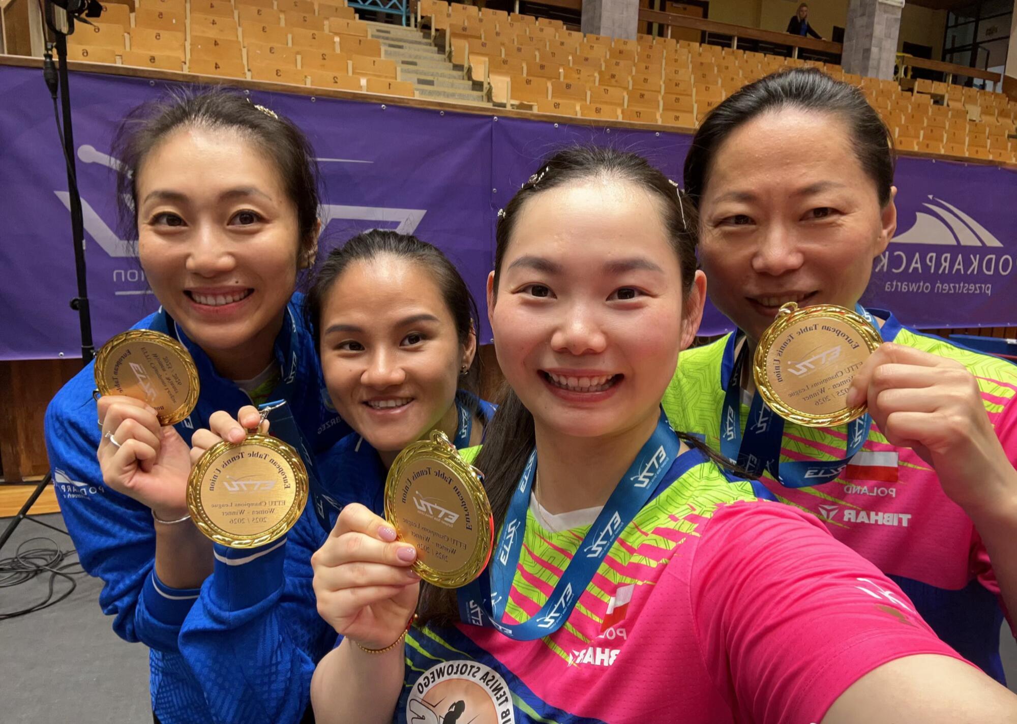 韩莹、何卓佳、杨晓馨、付玉赢得欧冠冠军何卓佳发文： “跟着三位姐姐学习的欧冠之路