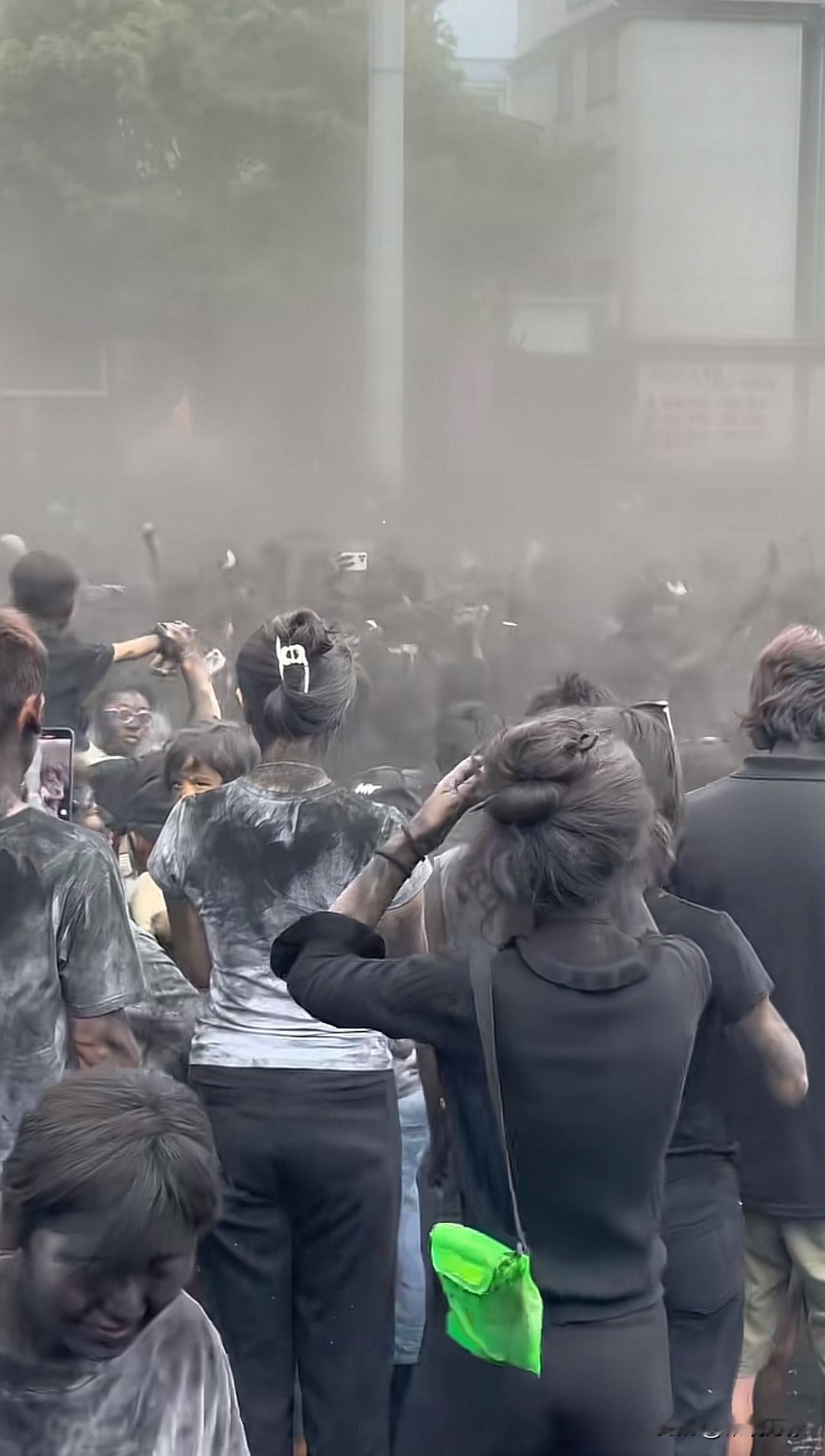 云南最疯狂的节日，云南墨江云南 摸你黑狂欢节