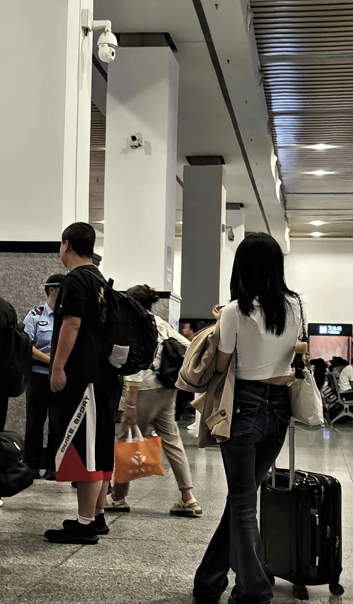 工地上的师傅们，常年扛重物、干重活，不到60岁就浑身是伤，走路都直咧嘴；写字楼里