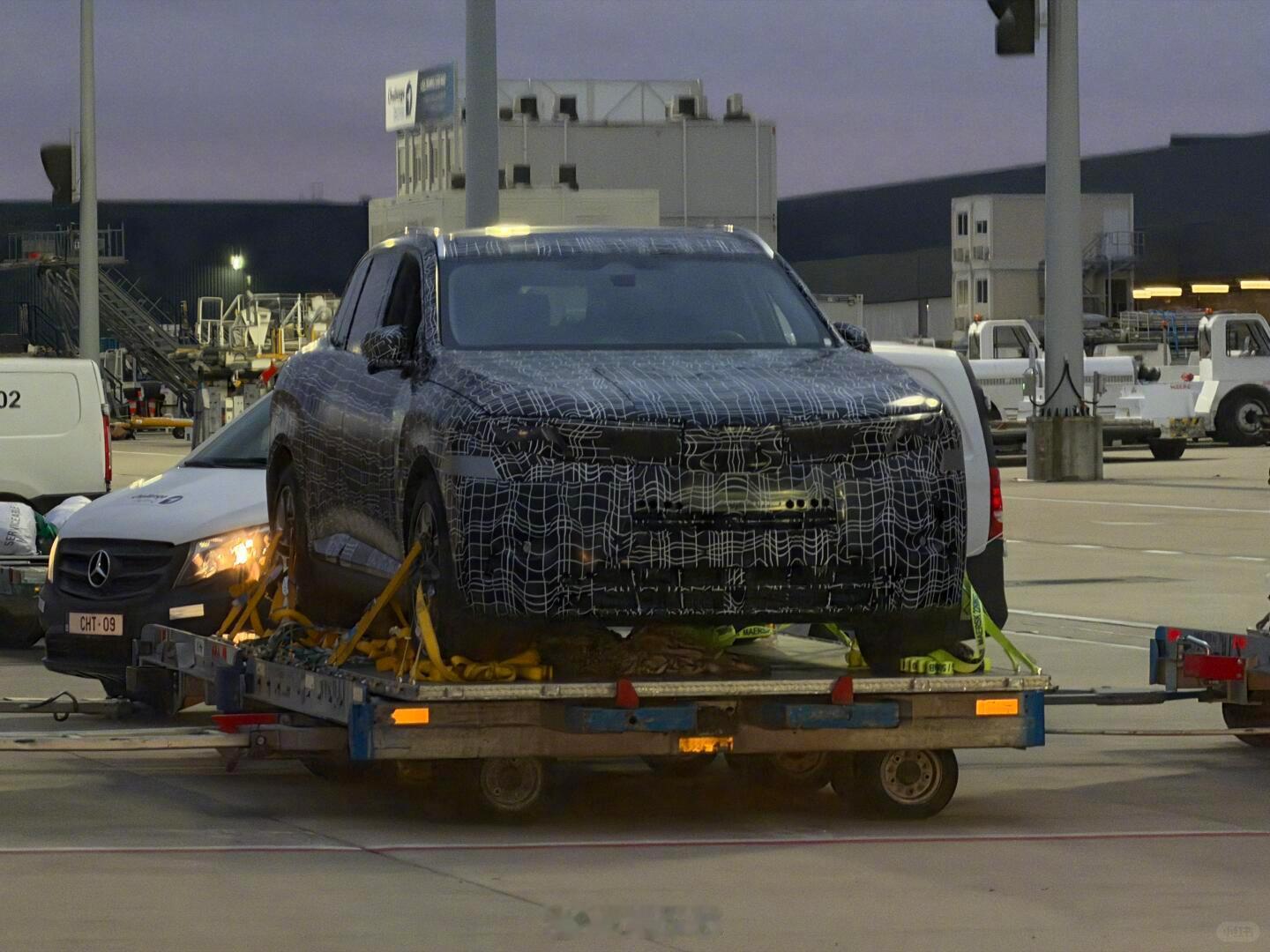 有网友拍到新世代宝马X5～依然四出排气，内饰跟新iX3类似，明年见宝马x5宝马