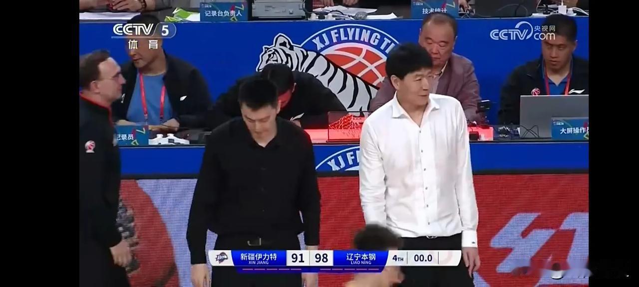 尴尬了[捂脸]总决赛G4，杨鸣和邱彪都不知道是赢球好还是输球好。
先说杨鸣，赢又