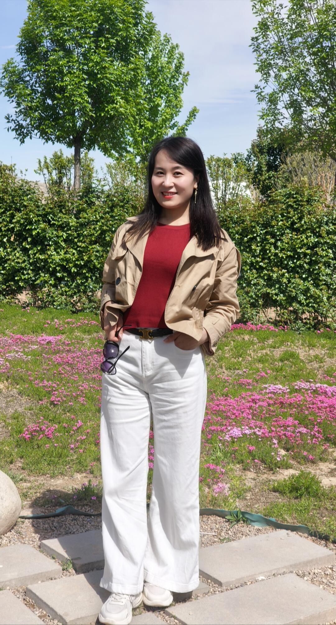 牛仔裤为什么能很好的衬托出身材? 女人过了40岁怎样穿搭显气质?