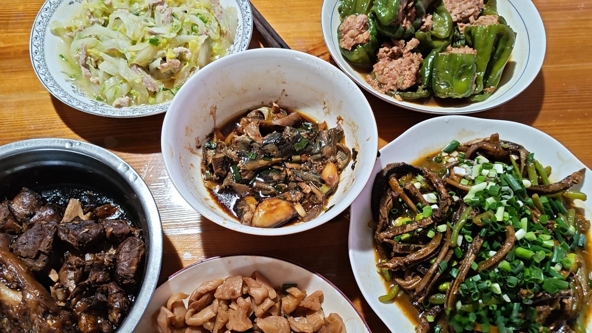 一生为了吃的中国人老话常说民以食为天，吃食，从来都是刻在中国人骨子里的浪漫与温柔