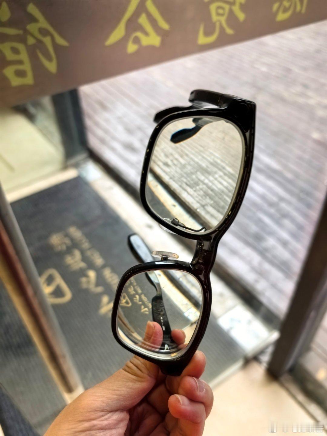 理想Ai眼镜用了几天了，优缺点都很多：★当做普通眼镜日常使用没问题，没有负担。 