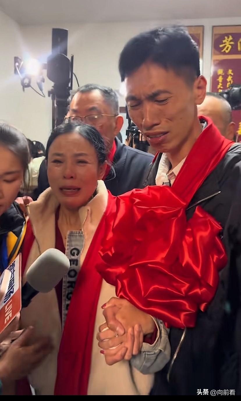 李鑫姐弟直播间吵架！三十三年换来“姐弟都没得做”，被感动了两天的认亲，难道姐弟两