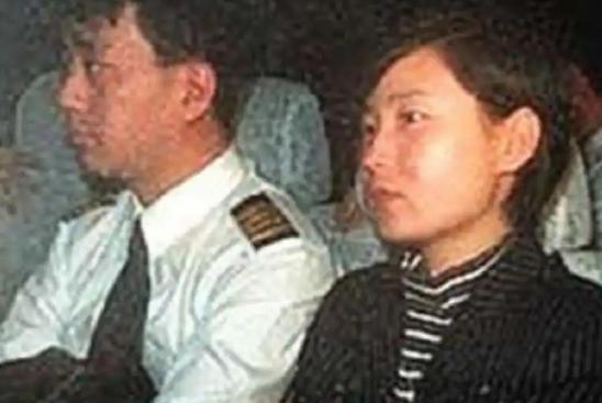 1998年，国航机长袁斌因对住房分配政策不满，带着妻子驾驶一架载有95名乘客的客