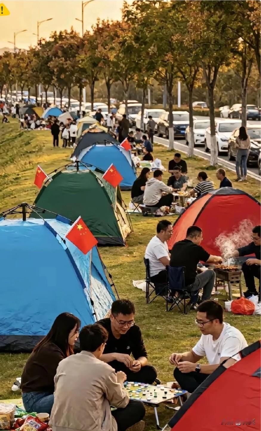 最让人担心的事还是发生了，
帐篷“挤走”酒店，
背后竟藏着两个原因，那就是
大家