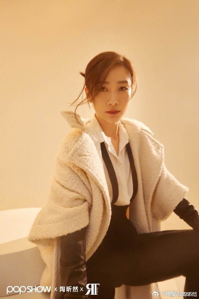 陶昕然唐艺昕坐在一起剧里针锋相对的两人，初舞台直播坐在一起，气氛又微妙又好嗑，网