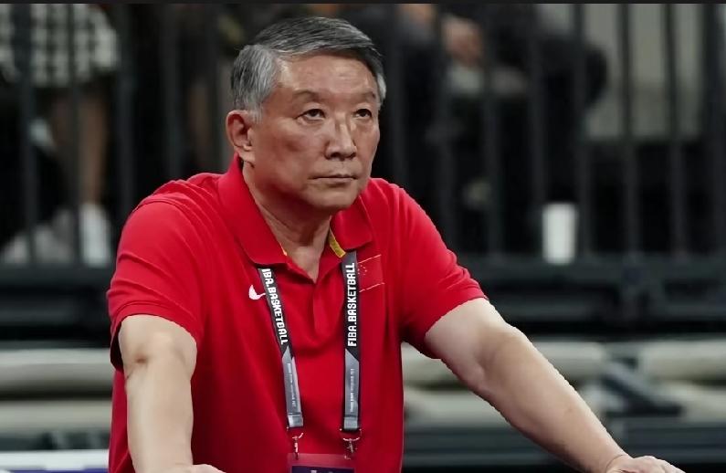 都发现了吧！今晚中国女篮最淡定的人，无疑是主教练​宫鲁鸣，虽然队伍几乎全程落后，