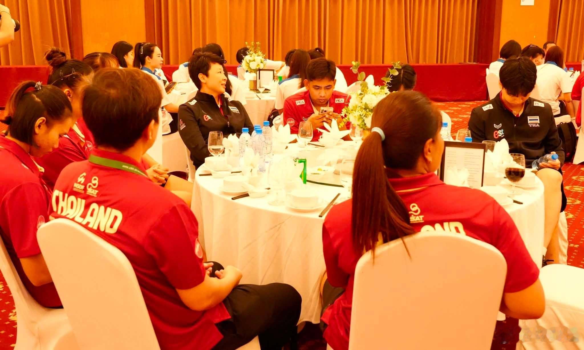 国际排坛动态泰国女排2026东南亚女排锦标赛昨晚进行了欢迎晚宴，席间看到了一位熟