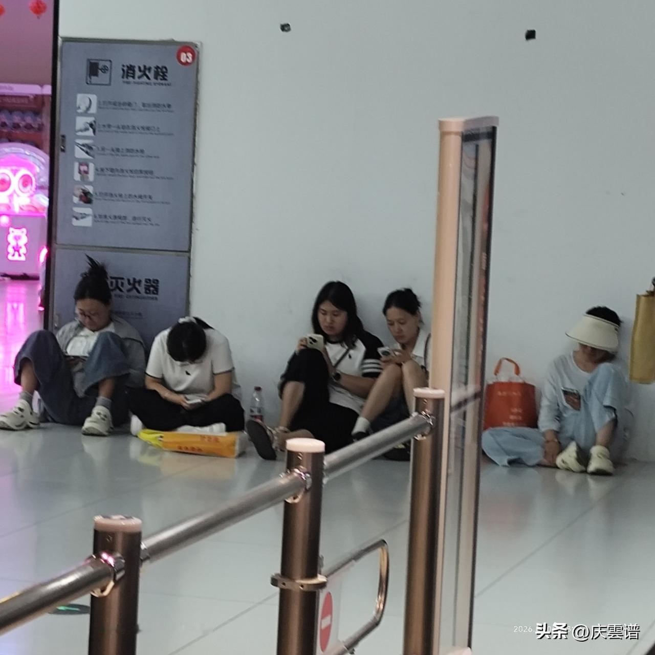 10后这一代年轻人是活的真明白通透，根本就不会在意别人的看法和怎么说，大热天想凉