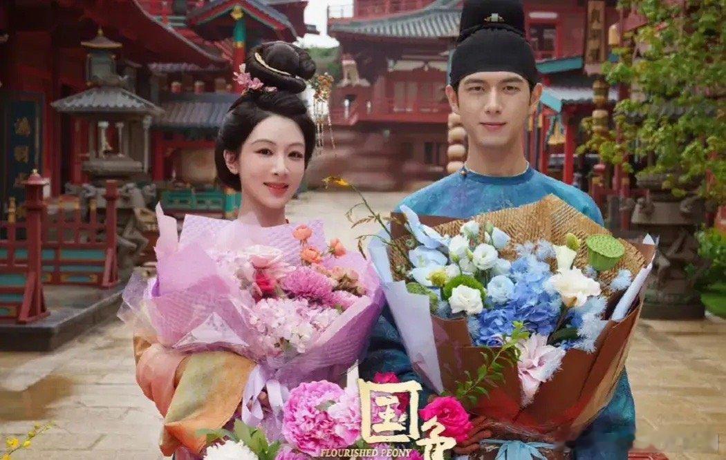 杨紫、李现《国色芳华》杀青大合照，俊男美女好养眼，二搭就是看着更般配。杨紫这个发