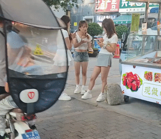 街头看到三个聋哑女孩正在用手势聊天。
由于看不懂哑语手势，所以也不清楚她们说的是