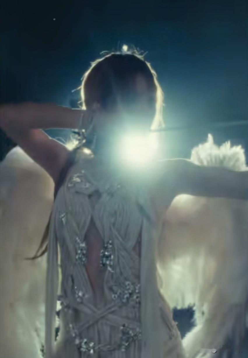 同样是战胜资本，赵露思会是第二个杨幂嘛，看赵露思新歌《black veil br