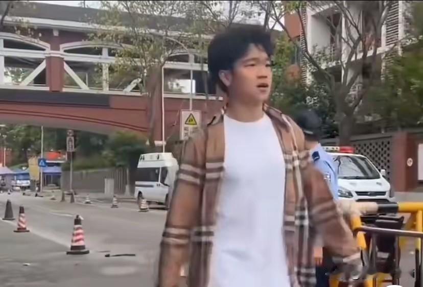 有位考生走出考场，直接喊妈，没想到许多家长答应，这孩子直幸福，有那么多妈妈。走出