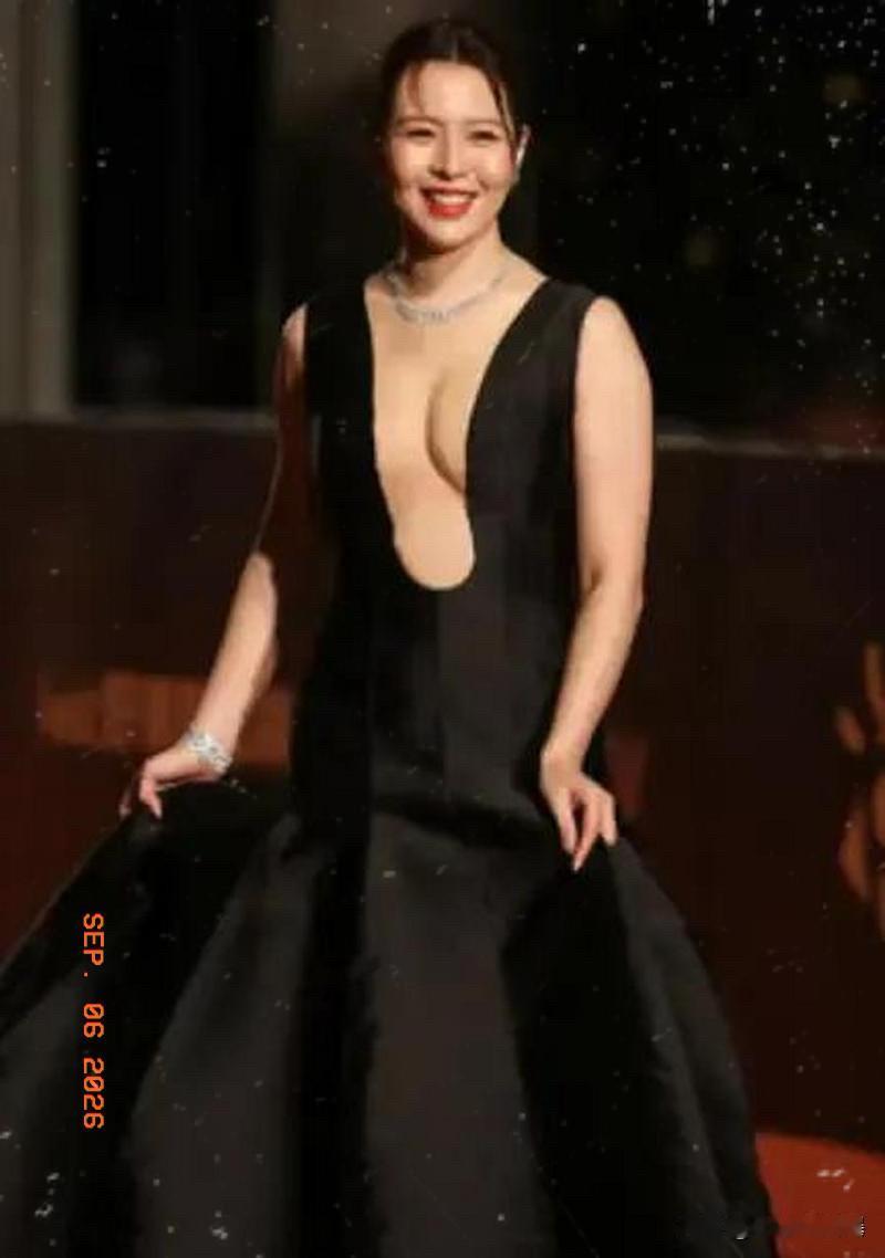 红毯上本是展现礼服的最佳场合，然而有些礼服实在是太过大胆，走几步就会走光的那种。