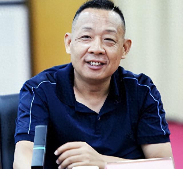 真的不敢相信，曾经被捧上天的于东来，怎么就在短短几个月里完全变了个样？那个口口声