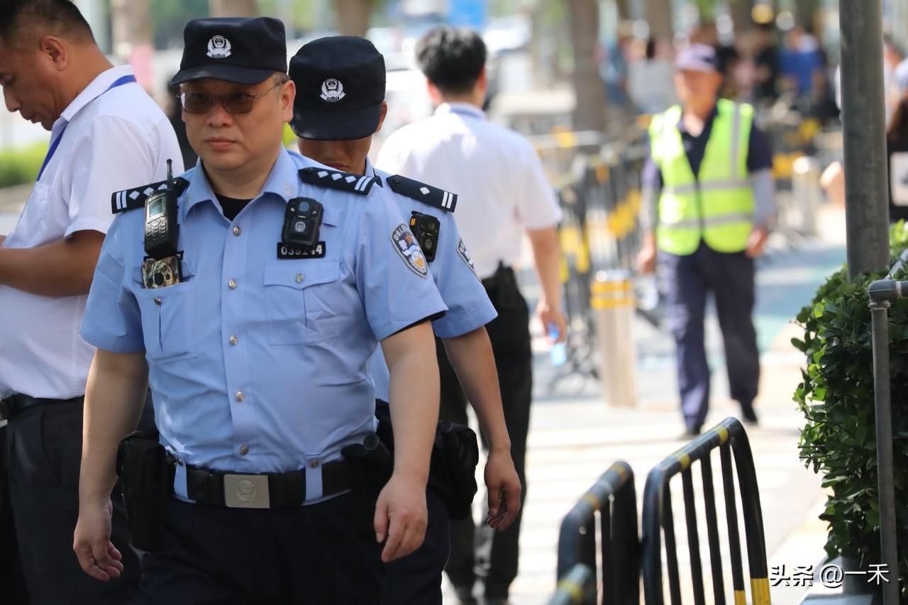 热搜炸了！身份证要“去地址”？委员提案直击隐私痛点，早该这么改！
 
家人们，两