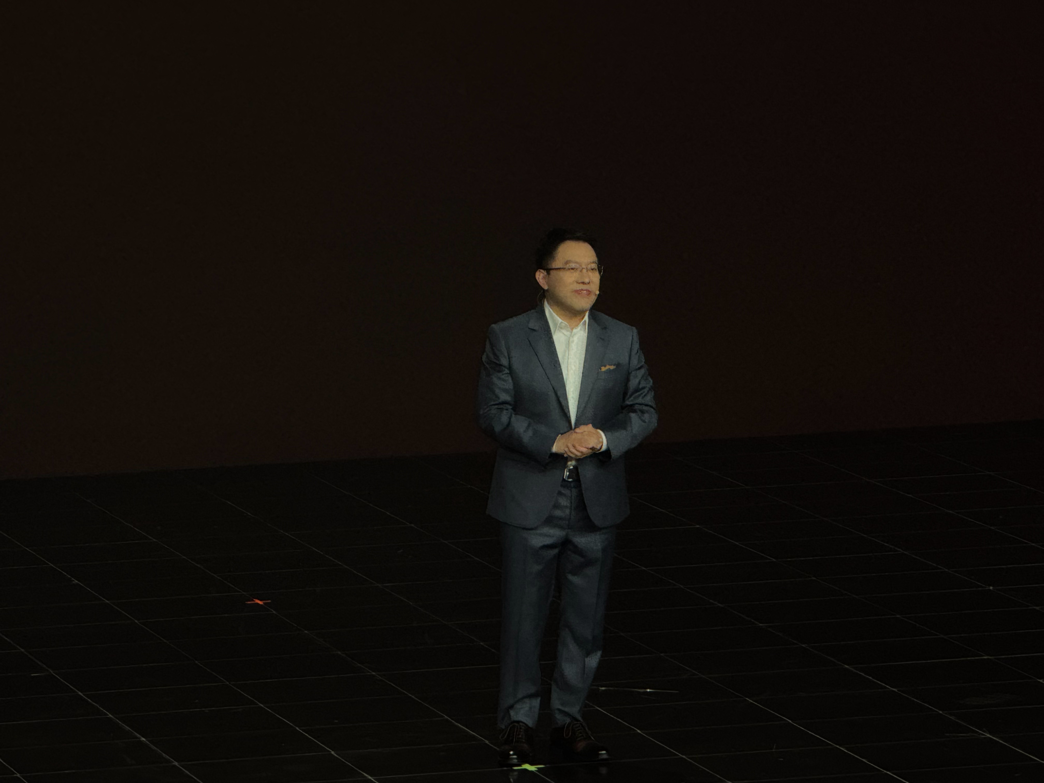极氪9X引领新一代科技豪华 来看看价格目前猜测有特别高也有特别低的这车还是很顶订