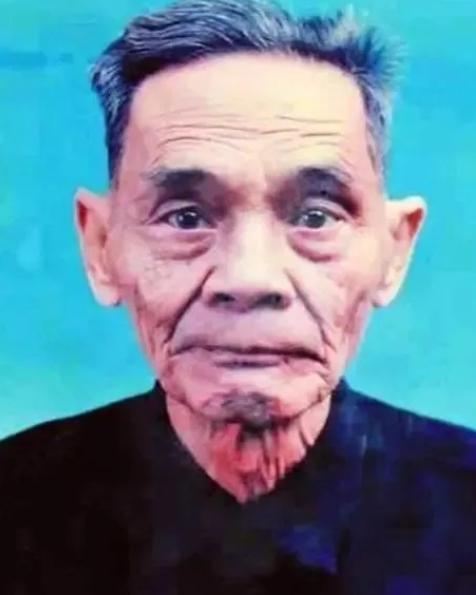 1988年，在台湾潜伏42年的地下党利用假身份回到了大陆。到家后，他才知道当年新