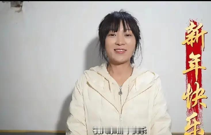 现在网上都说泼天的富贵，我看这泼天的疲惫还差不多
这姑娘呆呆，估计自己也想不通，