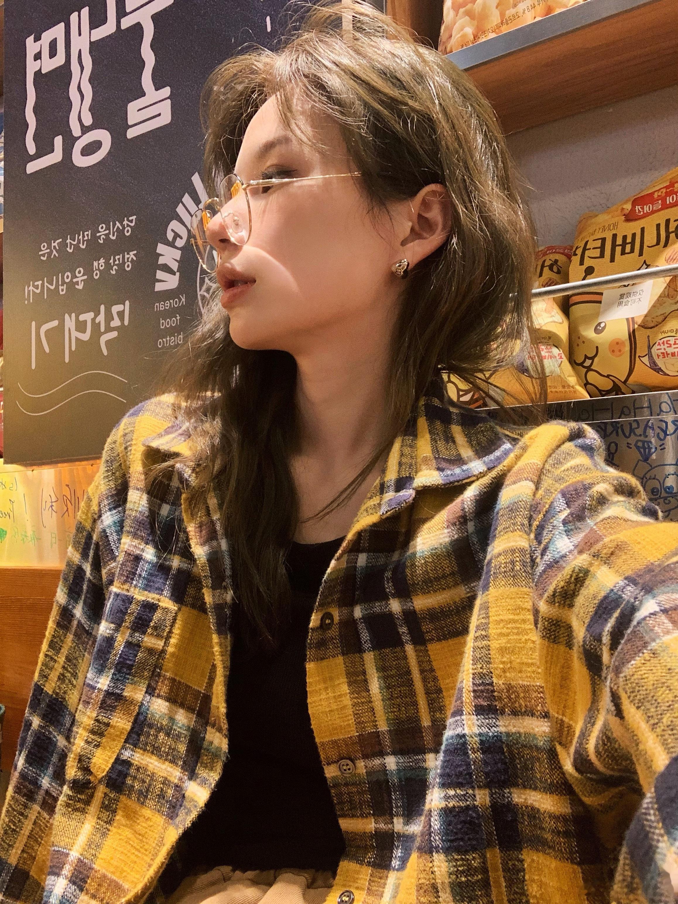 衬衫还有一个黄色滴💛超爱这种随性自然的感觉 oversize版型完全就是一个外