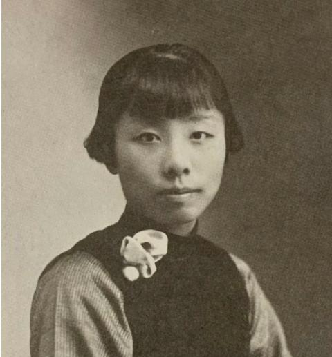 1967年，国学大师陈演恪不慎摔倒骨折，瘫痪在床，身患心脏病的妻子唐筼不分昼夜，