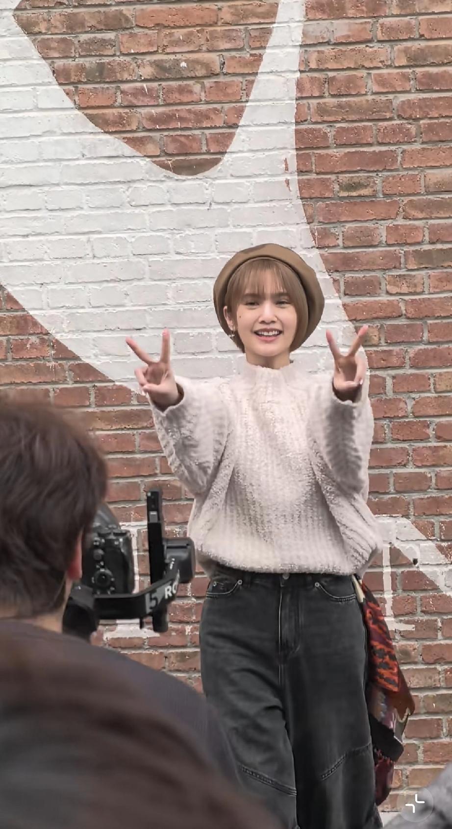 3月27日，杨丞琳现身成都，远看有点像谢娜，个子不是很高，近看五官很有辨识度，与