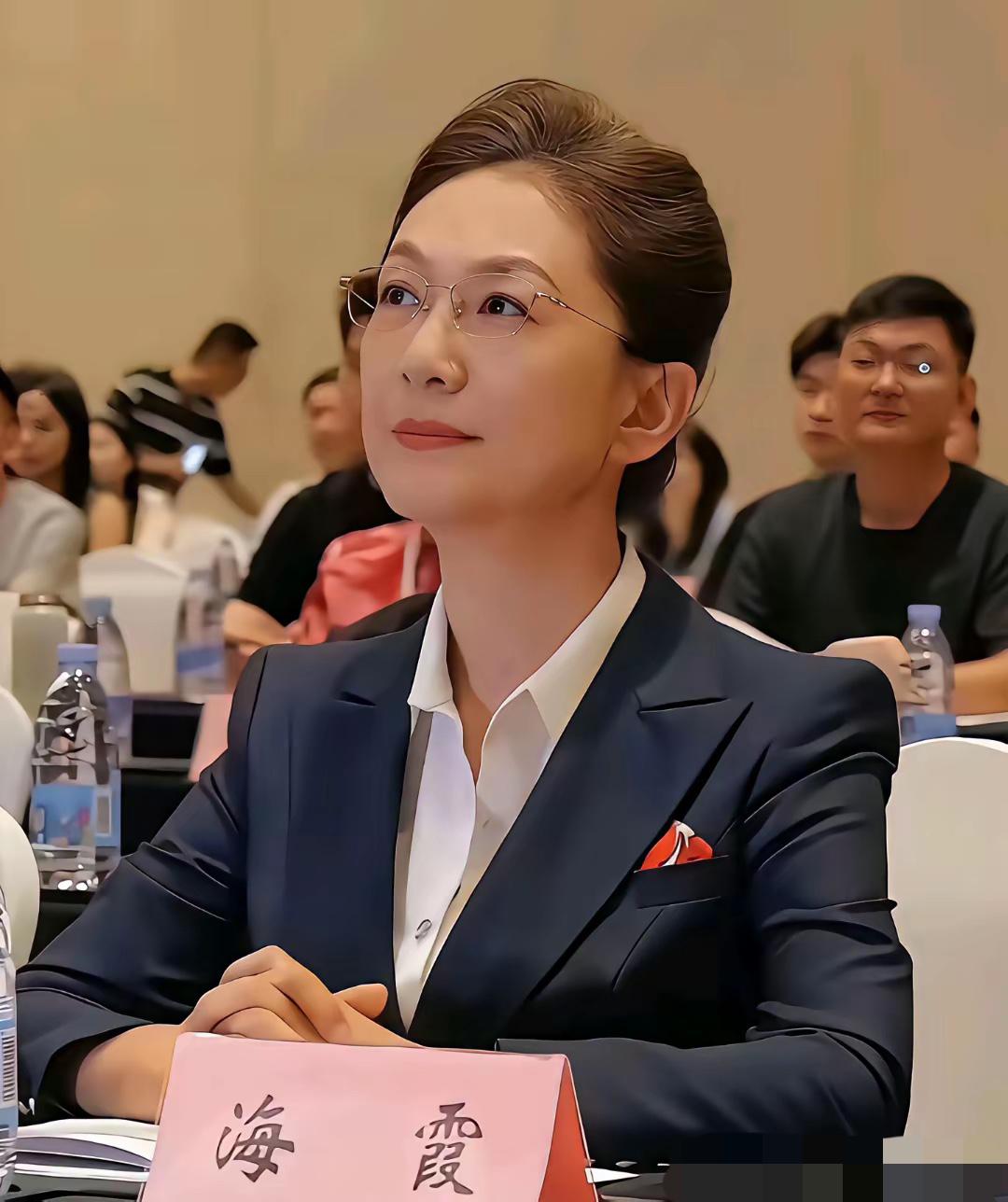 曾经的央视主持人还是这么有气质