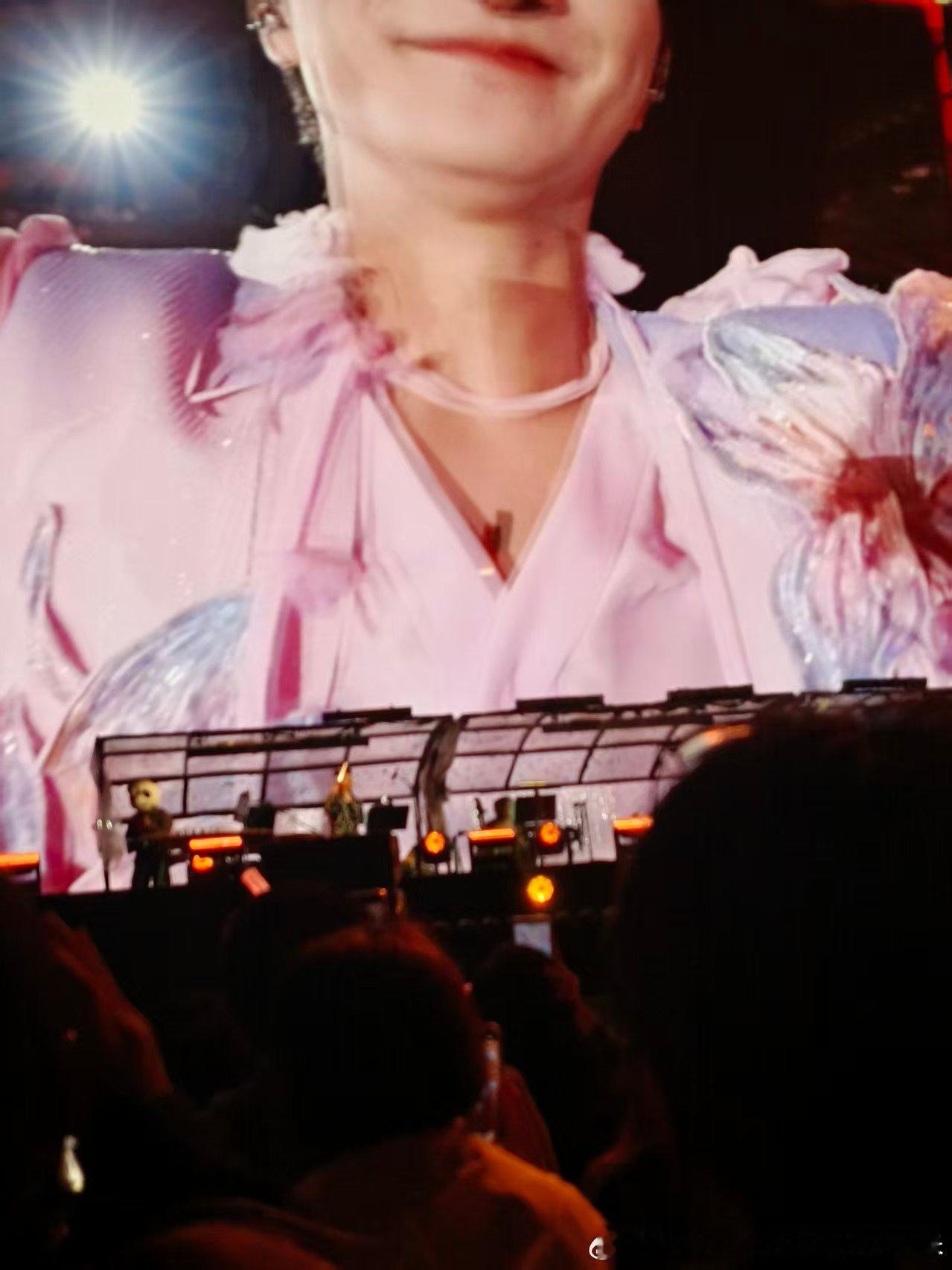 周深[超话]周深成都演唱会 重生之我是彩带入胸口 ​​​