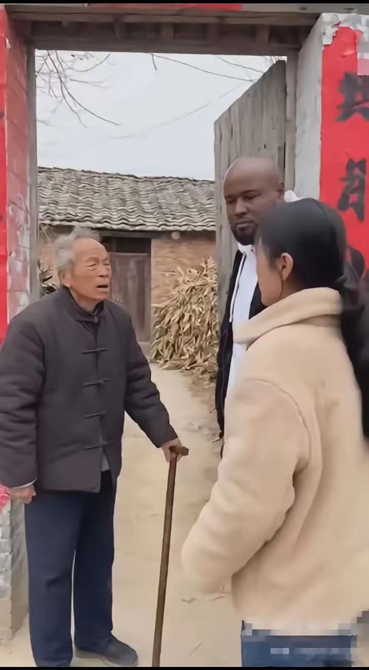 女儿带着自己的非洲老公回去见老父亲。没想到老父亲把他们堵在门口不让进门。并怒骂女