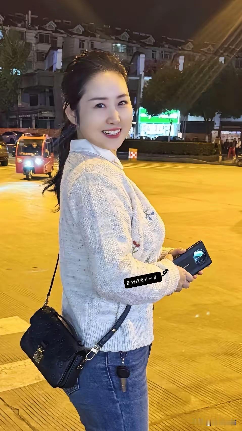 夜晚街头的微笑，温暖如春