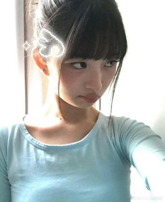 直井怜头身比直井怜无刘海造型 直井怜的无刘海新造型引发讨论，完美展现了她标志性的