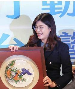 洪秀柱向大陆推荐郑丽文！
可郑丽文转头搞背刺！
实在让人失望。

处分谈论统一的