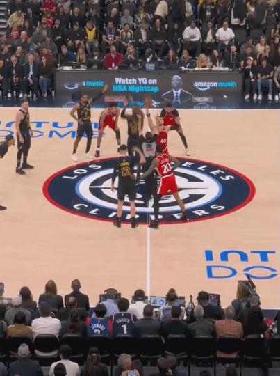 这个球权争议的争球，非开场争球。詹姆斯和中锋祖巴茨争，明显看出41岁的詹姆斯弹速