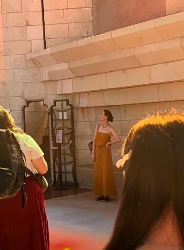 高圆圆和女儿巴塞罗那度假巴塞罗那偶遇高圆圆和女儿 巴塞罗那偶遇高圆圆，圣胡安节烟