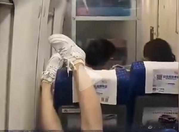 一女子乘坐高铁，把双脚放在前排人的座位乘客头上，列车员和乘警劝阻，她都不听，无奈